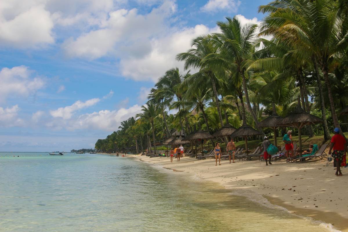 Infographic showing the benefits of travel insurance for shore tours, including coverage for cancellations, medical emergencies, and more.