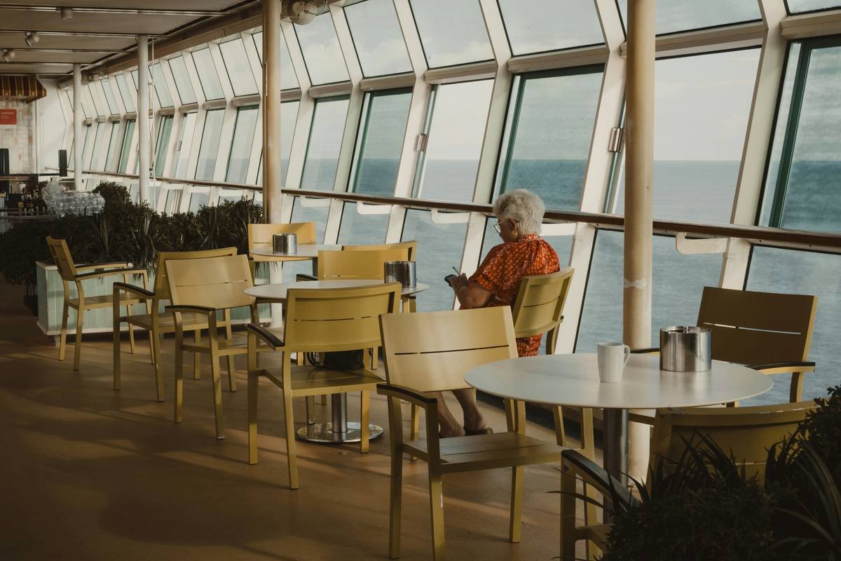 Bar chart showing causes of European river cruise disruptions in 2023: low water (32%), high water (21%), lock failures (18%), port congestion (15%), other (14%)
