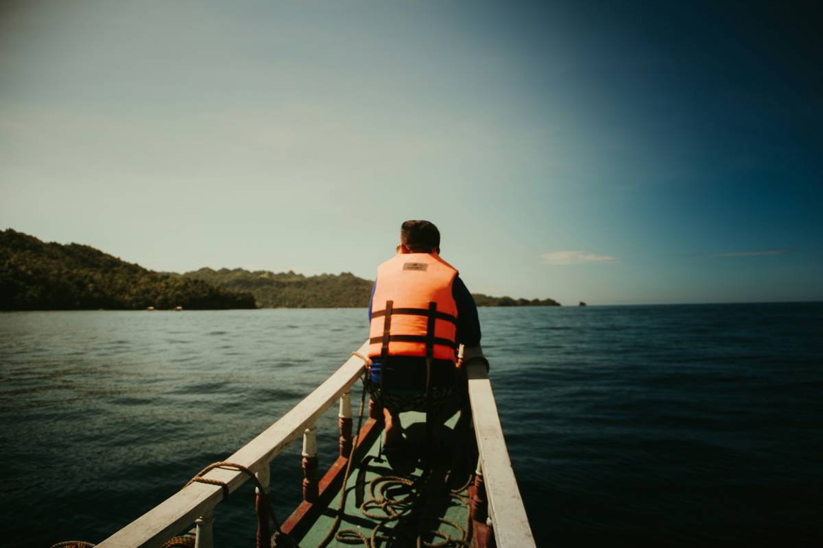 Infographic showing gaps in standard river cruise insurance vs. policies with shore trip safety coverage, including stats on medical evacuation costs and missed connections