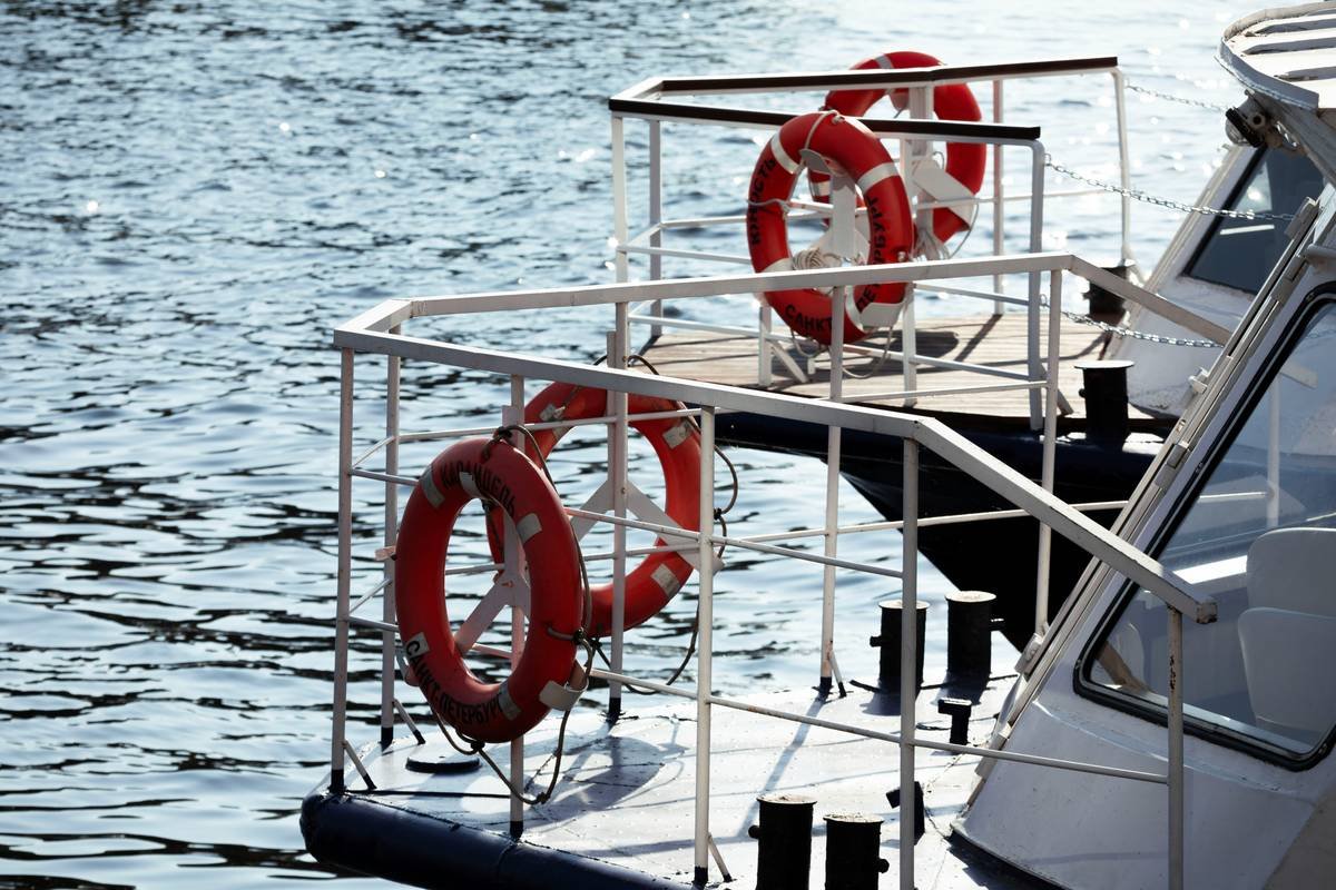 Bar chart showing 2022 European river cruise disruptions: 42% due to low water, 28% high water, 18% mechanical issues, 12% other