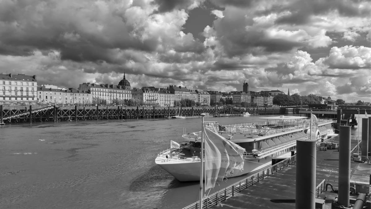 Bateau de croisière à quai sur le bras de la Madeleine à Nantes.