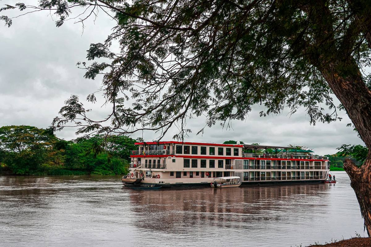 Chart showing percentage of river cruise travelers who experienced excursion-related insurance gaps: 68% assumed coverage, 22% read exclusions, 41% filed claims later denied