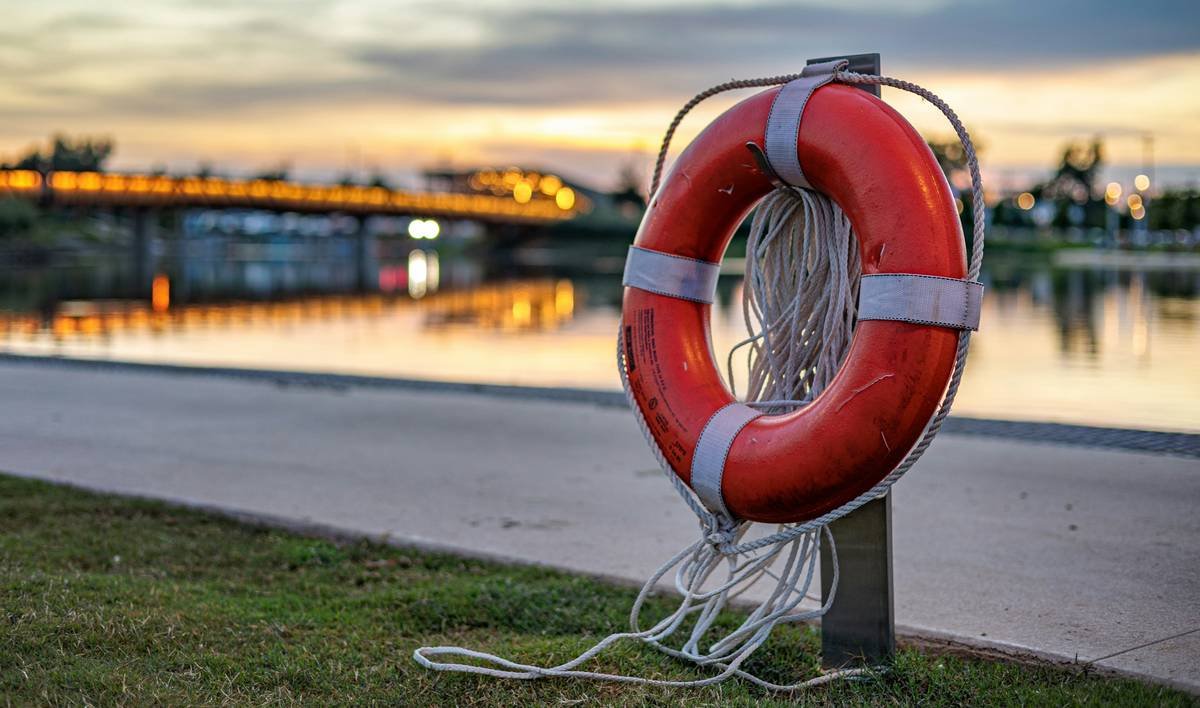 Infographic showing common gaps in standard travel insurance vs. river journey insurance plans: medical evacuation limits, missed port coverage, and itinerary disruption protection