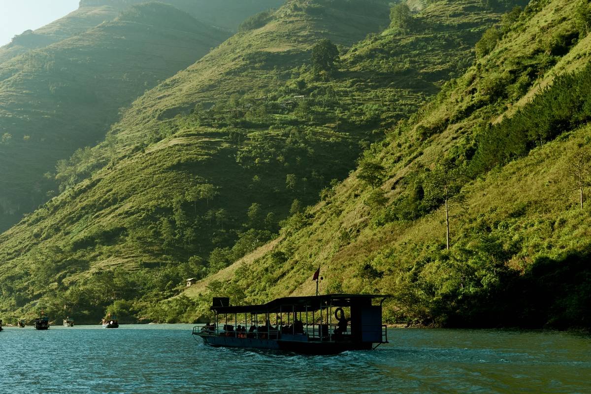 Infographic showing top risks on river cruises: medical emergencies (42%), missed connections (28%), baggage loss (15%), itinerary changes (10%), other (5%)