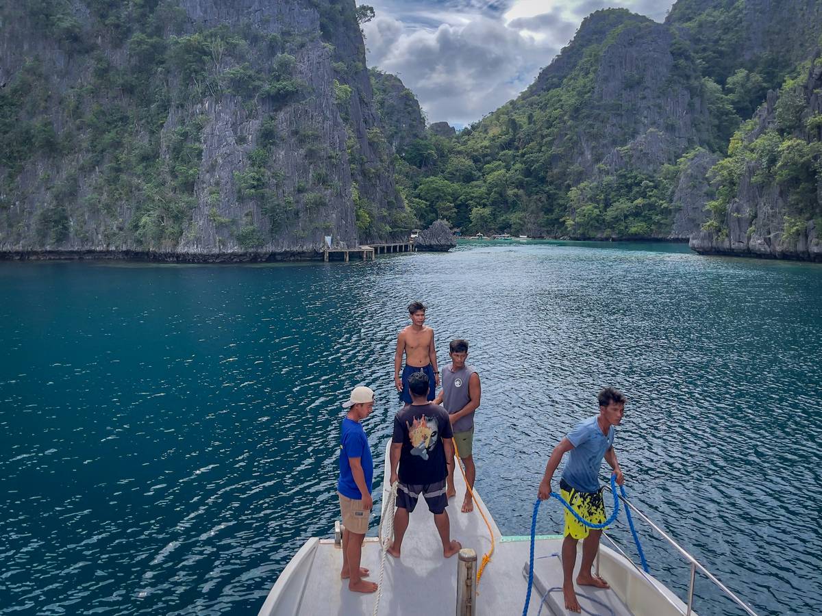 Infographic showing common coverage gaps in standard vs. specialized river cruise tour insurance policies. Highlights include pre-existing conditions, cancellation penalties, and medical evacuation.