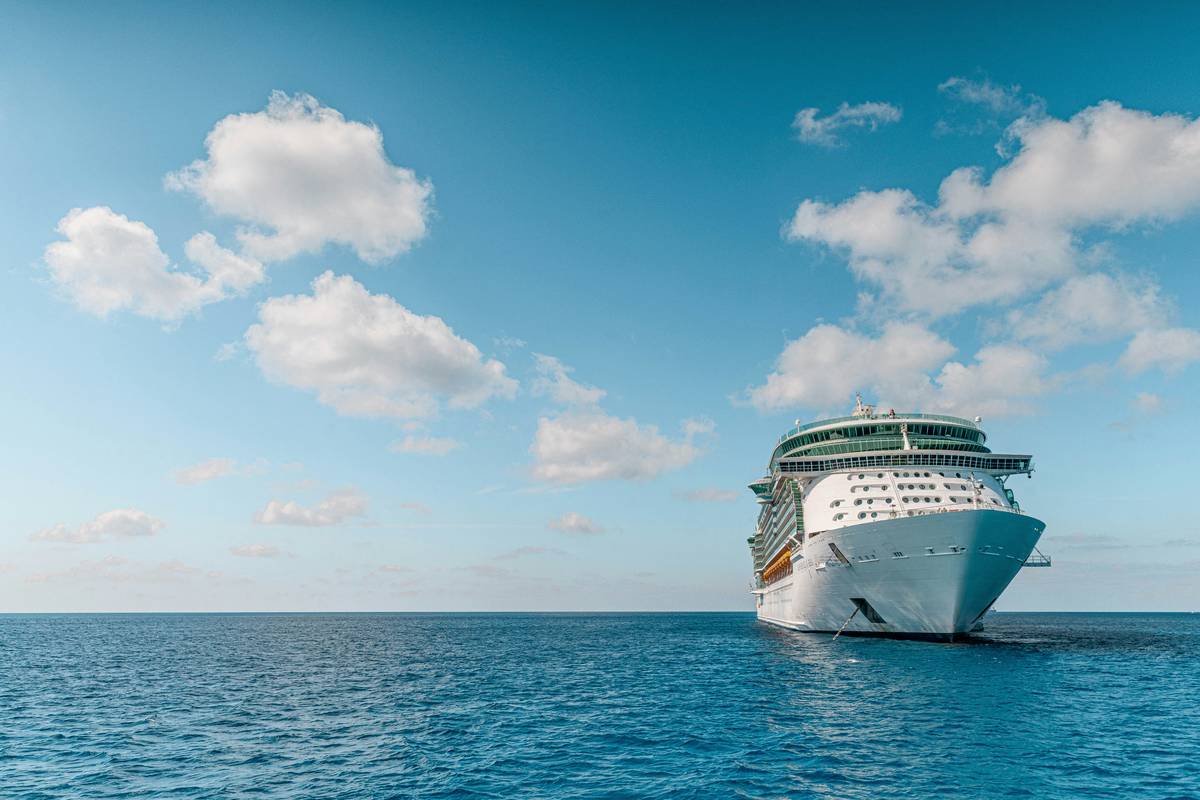 Infographic showing top 5 river cruise risks: low water levels (27%), port closures (19%), medical emergencies (15%), missed connections (12%), theft (8%) based on 2023 Cruise Lines International Association data