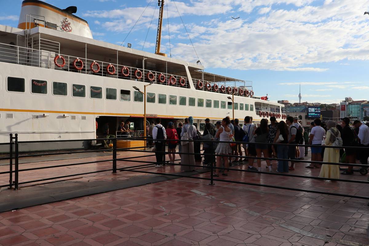 insurance for tour operators covering guests boarding a river cruise tender boat